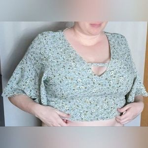 Beautiful Wrap Crop Top 1X Floral Green